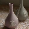 Wedgwood-Jasperware Cupid’s Note- 邱比特的信 細口花苞瓶